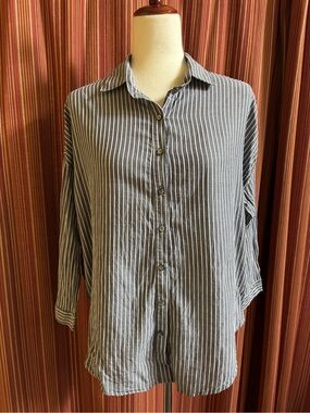A Shirt thing Striped Gray Button-Up Shirt - Classic Long Sleeve. Small